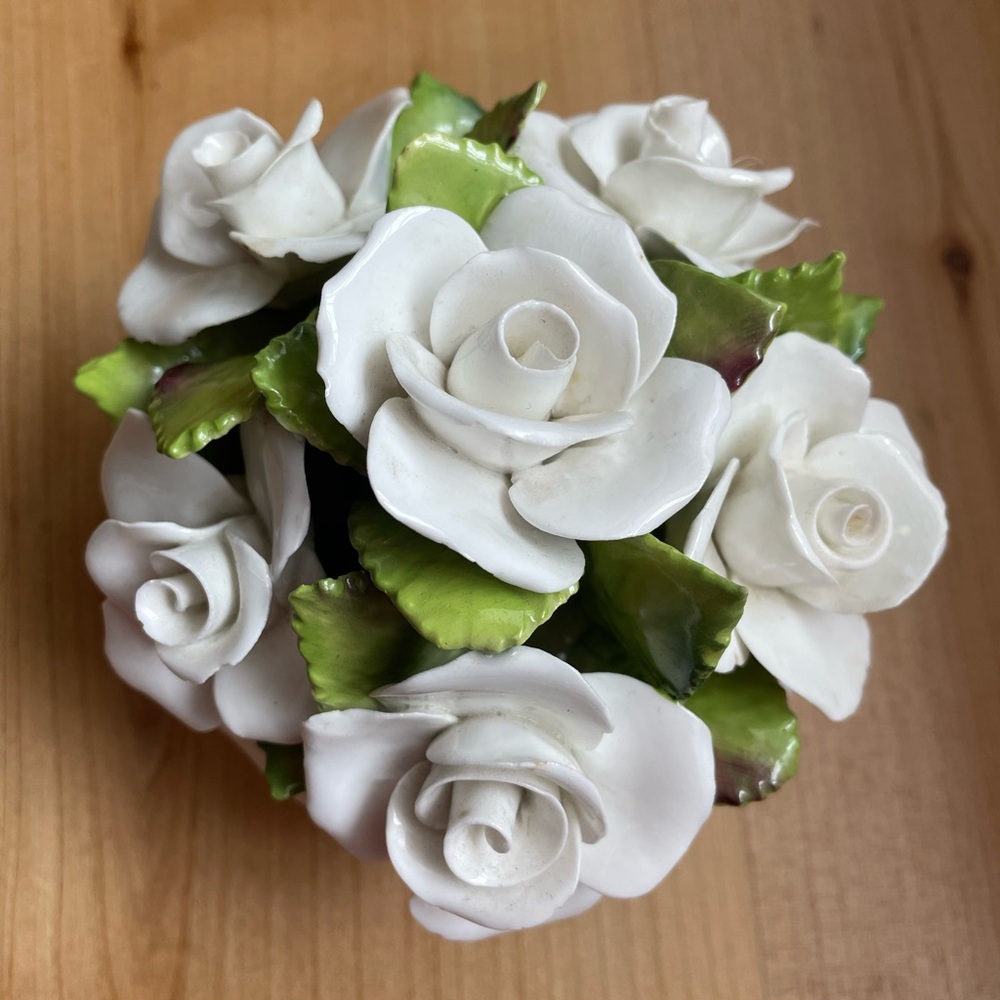 Coalport White Roses Bouquet Figurine In White Clam Shell Vase/Pot.